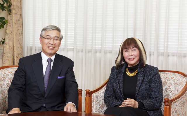 横浜ゴム南雲忠信代表取締役会長（左）とプロップ・ステーション竹中ナミ理事長