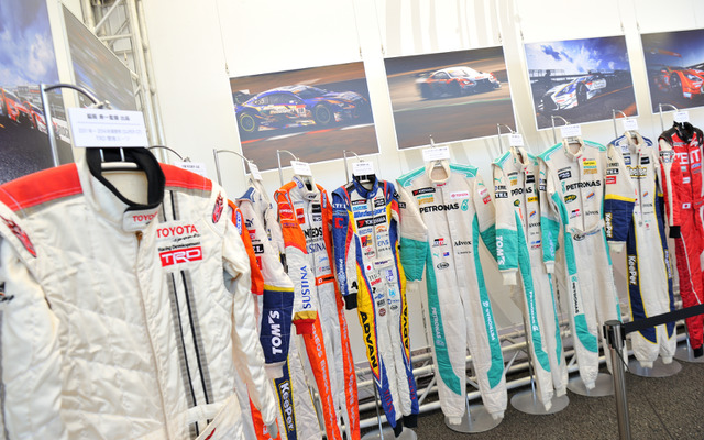LGDA2016夏祭りに出展されるレーシングスーツがGT会場にて展示された