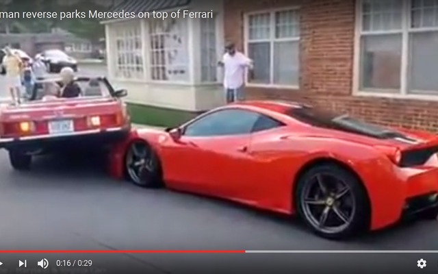 縦列駐車に失敗したメルセデスがフェラーリに乗り上げ（動画キャプチャ）