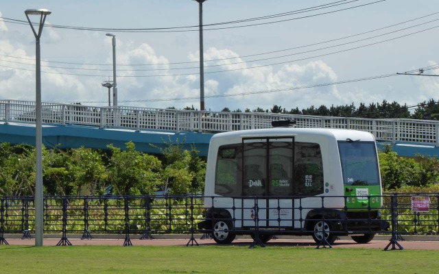 イオンモール幕張新都心近くの豊砂公園内を自動運転で走る「EZ10」