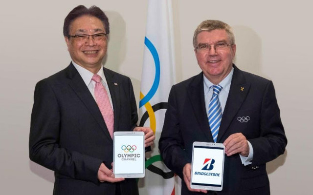 ブリヂストンの津谷CEO（左）とバッハIOC 会長