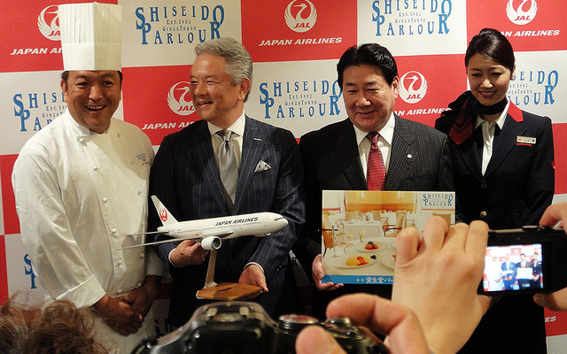 左から資生堂パーラー銀座本店 井上直久料理長、資生堂パーラー 鈴木真社長、日本航空 植木義晴社長