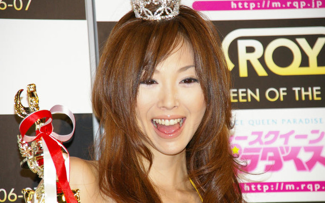 レースクイーン・オブ・ザ・イヤー 06-07 山崎みどりさんが授賞