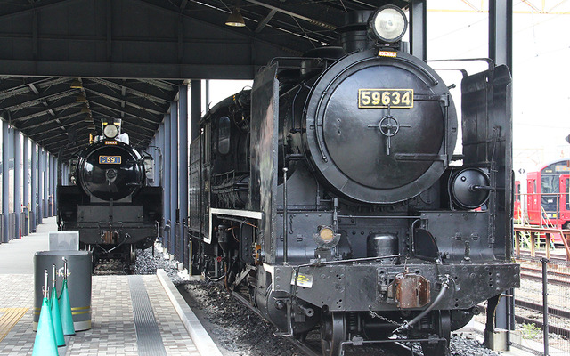 門司港で保存されているC59（向かって左）と9600