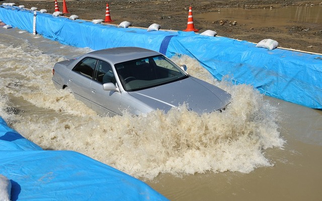 JAFによる冠水路の走行テスト（参考画像）