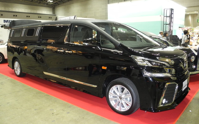 光岡自動車が『ヴェルファイア』を改造して製造した霊柩車