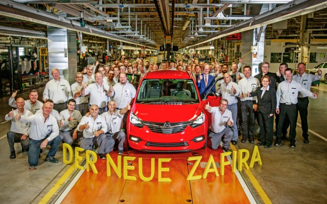 オペルのドイツ・リュッセルスハイム本社工場から、改良新型ザフィーラの量産第一号車がラインオフ