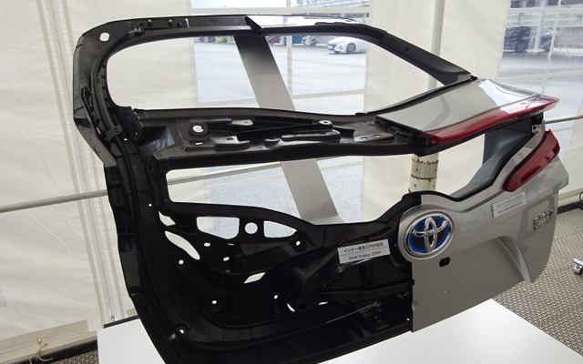 トヨタ プリウス 新型大型部品のバックドアに炭素繊維強化樹脂を