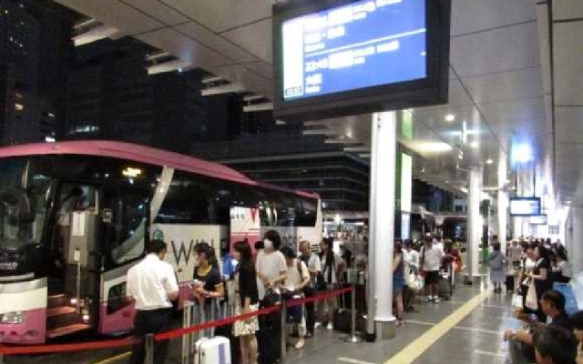 お盆期間中のバスタ新宿