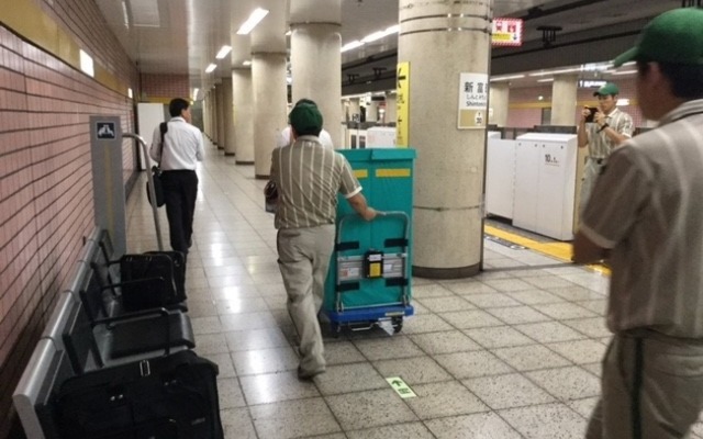 東京メトロ有楽町線～東武東上線で荷物輸送の実証実験が行われる。写真は駅構内での搬送イメージ。