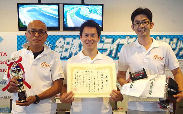 全日本エコドライブチャンピオンシップに参加したファインモータースクールチーム（左から吉田眞康さん、岡本章平さん、福田慎太郎さん）