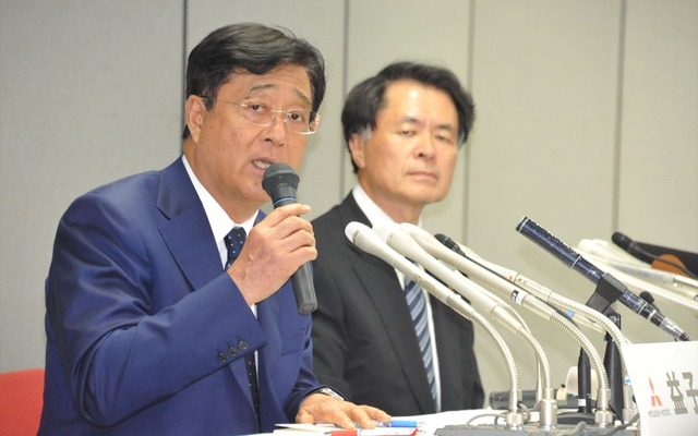 現行販売9車種の燃費不正の指摘について会見する益子修会長兼社長、山下光彦副社長（30日・三菱本社）