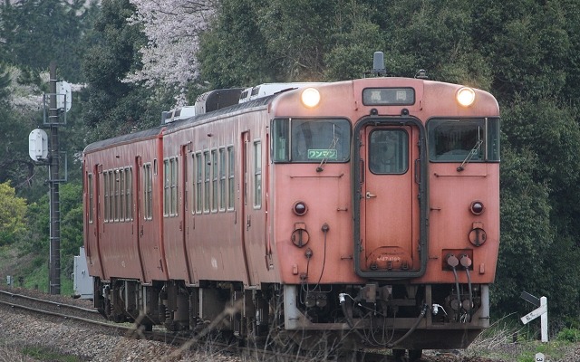 JR西日本は今年も「鉄道の日」記念の普通列車専用フリー切符を発売する。写真は氷見線の普通列車。