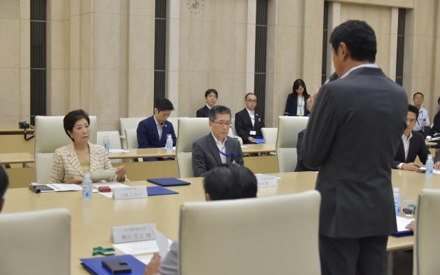 小池東京都知事とヤマトHD・丹澤秀夫常務執行役員が出席して高齢者“ながら見守り”協定が結ばれた
