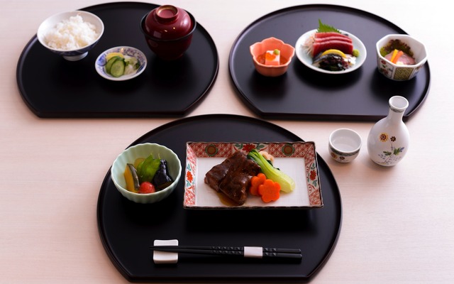 ファーストクラス / 懐石：（右上から時計回りに）季節の小鉢、台の物、御飯と止め椀
