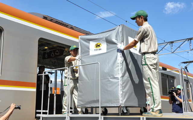 東京メトロ10000系車両に、宅配の荷物が積み込まれる