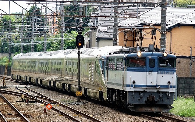 JR貨物の機関車が牽引し、武蔵野線・西国分寺駅を通過する「TRAIN SUITE 四季島（E001系）」の車両。