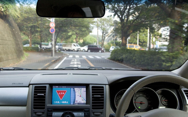 日産、厚木の開発拠点内でITS実験