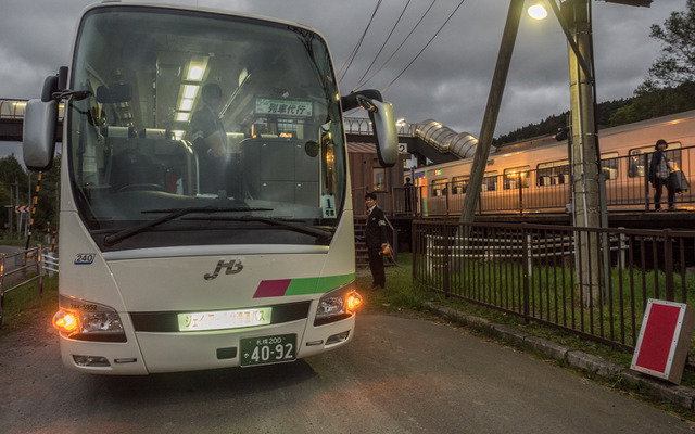 札幌までの最終乗継ぎとなる、上りの代行バス6便（左）と札幌行き臨時特急9010D。