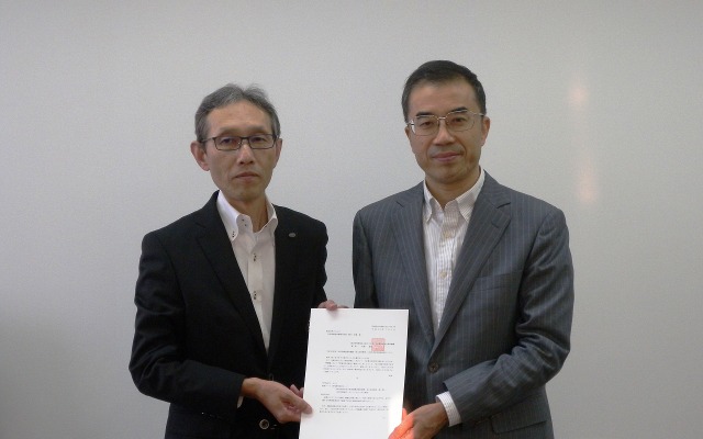 NEDO佐藤嘉晃理事（右）とジャムコの 粕谷寿久取締役常務執行役員（左）