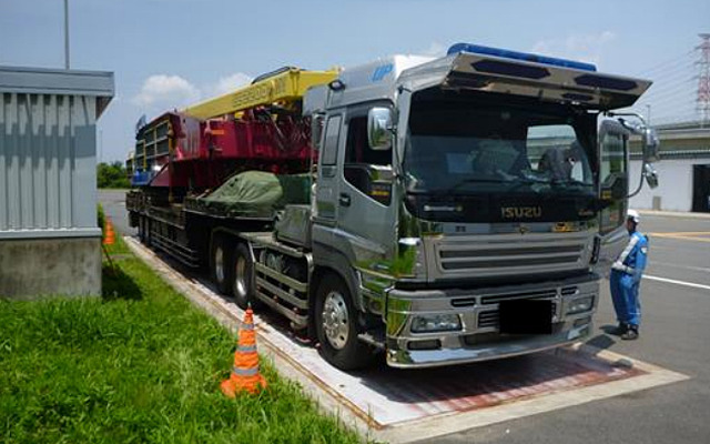 重量超過の大型トレーラー（参考画像）