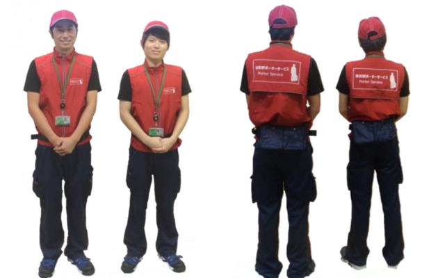 東京駅で期間限定のポーターサービスを実施。ポータースタッフ（写真）は赤い制服を着用する。