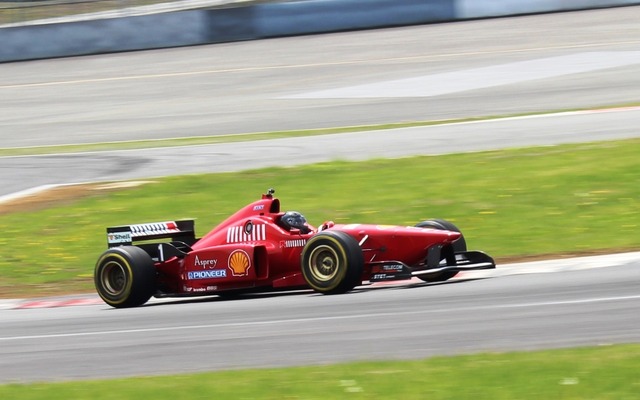 F1 日本GP】フェラーリのF1マシン4台を展示…子ども向け撮影体験 F1 日本GP】フェラーリのF1マシン4台を展示…子ども向け撮影体験