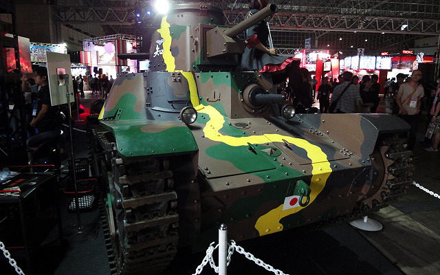 九五式軽戦車レプリカモデルや「ガールズ&パンツァー」コスプレモデル、「World of Tanks」3Dプリンターモデルなどを展示したDMM GAMESブース