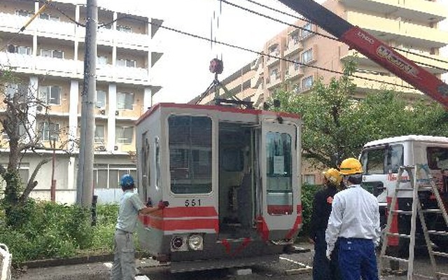 本社敷地内で設置作業が行われている551編成の「カットモデル」。9月25日にお披露目式が行われる。