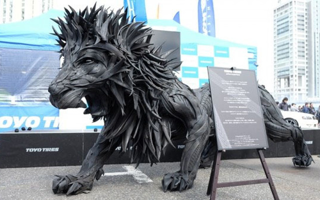 使用済みタイヤで作製した「THE LION」（2016年3月、お台場 TOKYO DRIFTで展示）