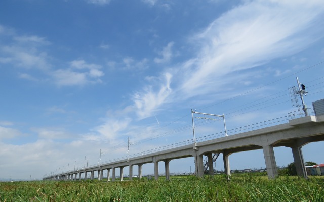 青空の下を真新しいコンクリートが走る…常磐線相馬～浜吉田間の再開まで残り3カ月となった。