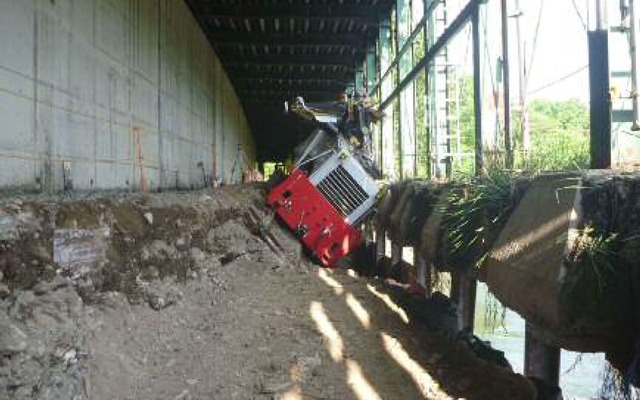 路盤の流出で保線車両が脱線した石北本線。応急復旧により10月1日から運転を再開する。