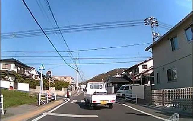 歩行者がいるのに一時停止しないトラック（ドライブレコーダー映像）