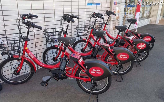 青森市中心部のローソンに配備されたドコモ・バイクシェアのレンタサイクル