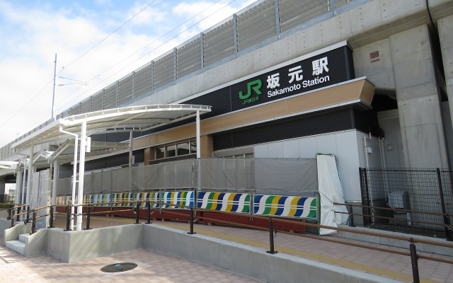 JR東日本仙台支社は12月10日にダイヤ改正を実施。常磐線相馬～浜吉田間が内陸側に線路を移して運転を再開する。写真は内陸側に移設された坂元駅。