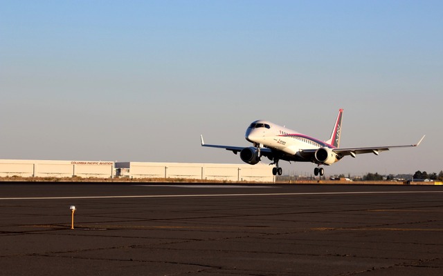 グラントカウンティ空港に着陸するMRJ