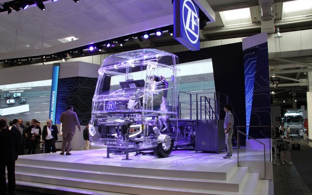 【ハノーバーモーターショー 16】強化アクリルのスケルトントラクター登場…ZF