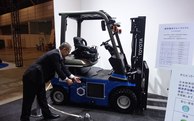 CEATECトヨタブース　燃料電池フォークリフト