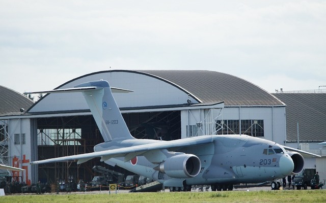 入間基地に初めて飛来した次期輸送機XC-2。13日に実施される「空軍参謀招へい行事」の予行へ参加した。