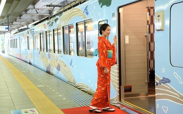 西武「52席の至福」は12月18日から新宿線での運行を開始。初日は着物で乗車するプランが企画された。