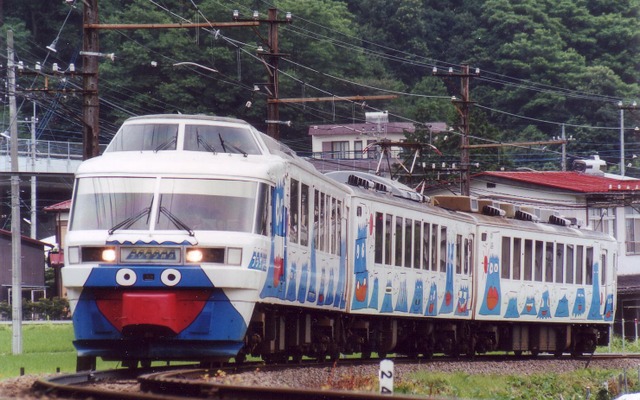 今年の「富士急電車まつり」は旧『フジサン特急』の2000系を展示。車内や運転台も見学できる。