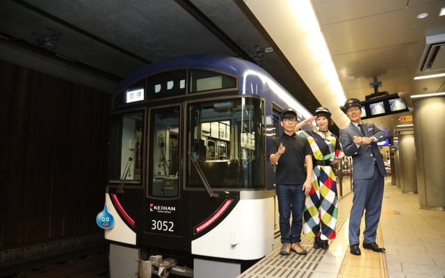 このほど運行が始まった「ドラクエ」特別電車。運行に先駆けて行われた報道公開では、「ドラクエ」が好きな芸人のバッファロー吾郎・竹若元博さんらも登場した。