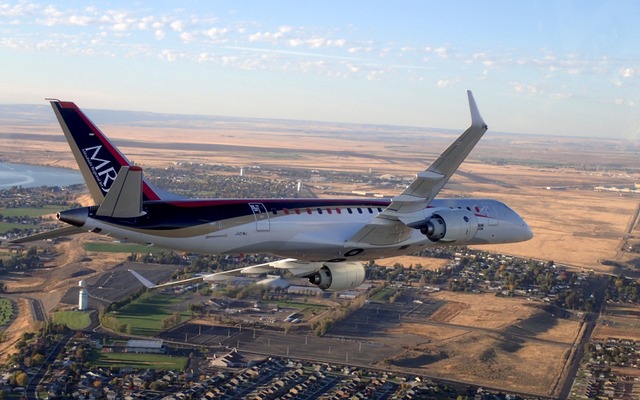 モーゼスレイク上空のMRJ　〈写真提供　三菱航空機〉