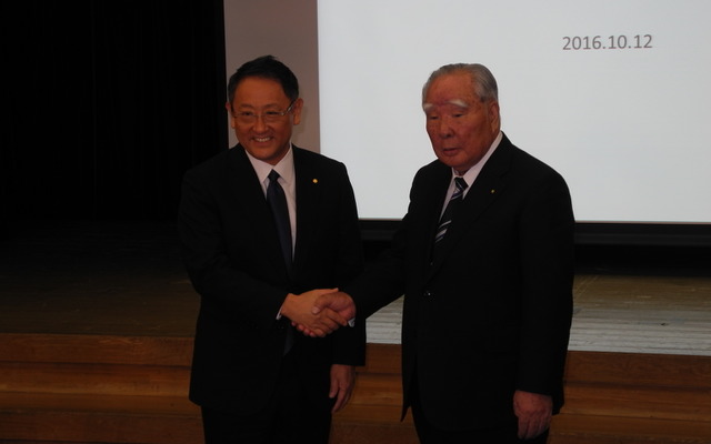 トヨタ自動車の豊田章男社長（左）とスズキの鈴木修会長