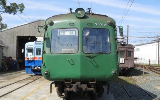 熊本電鉄は「青ガエル」こと5000形（写真中央）の運転体験イベントを11月に行う。