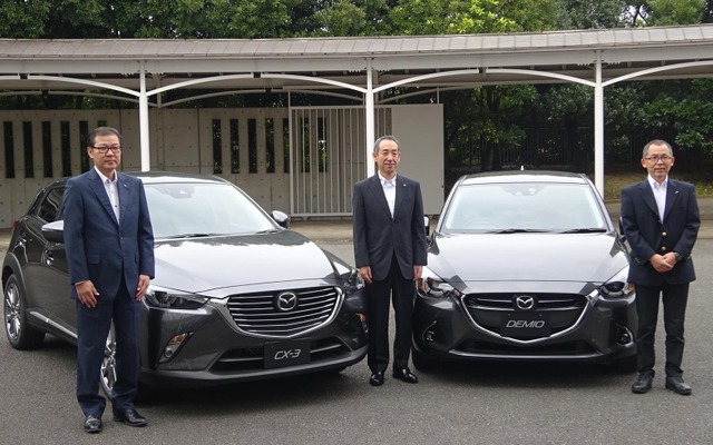 14日に改良型を発表したCX-3、デミオと福原和幸常務執行役員（中央）