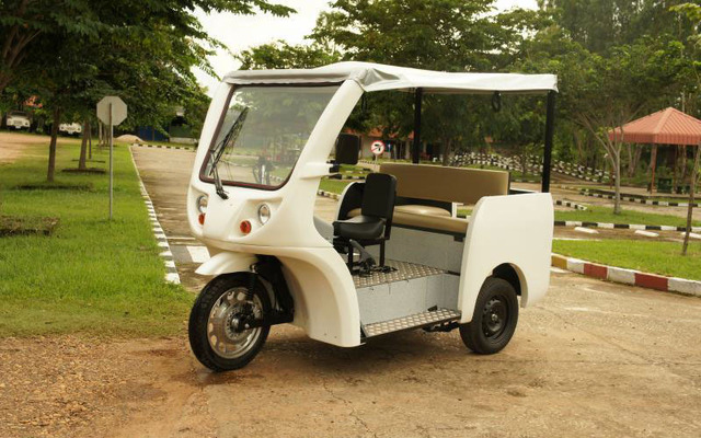 新型モデルのE-TukTuk（乗客タイプ）