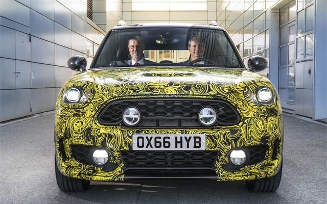 MINIクロスオーバー次期型の開発プロトタイプ車両