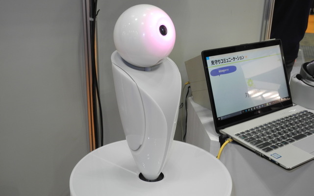 富士通が参考出品したメディエータロボット「RoboPin」