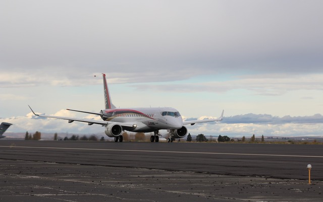 MRJの離陸（グラント・カウンティ空港）　〈写真提供　三菱航空機〉